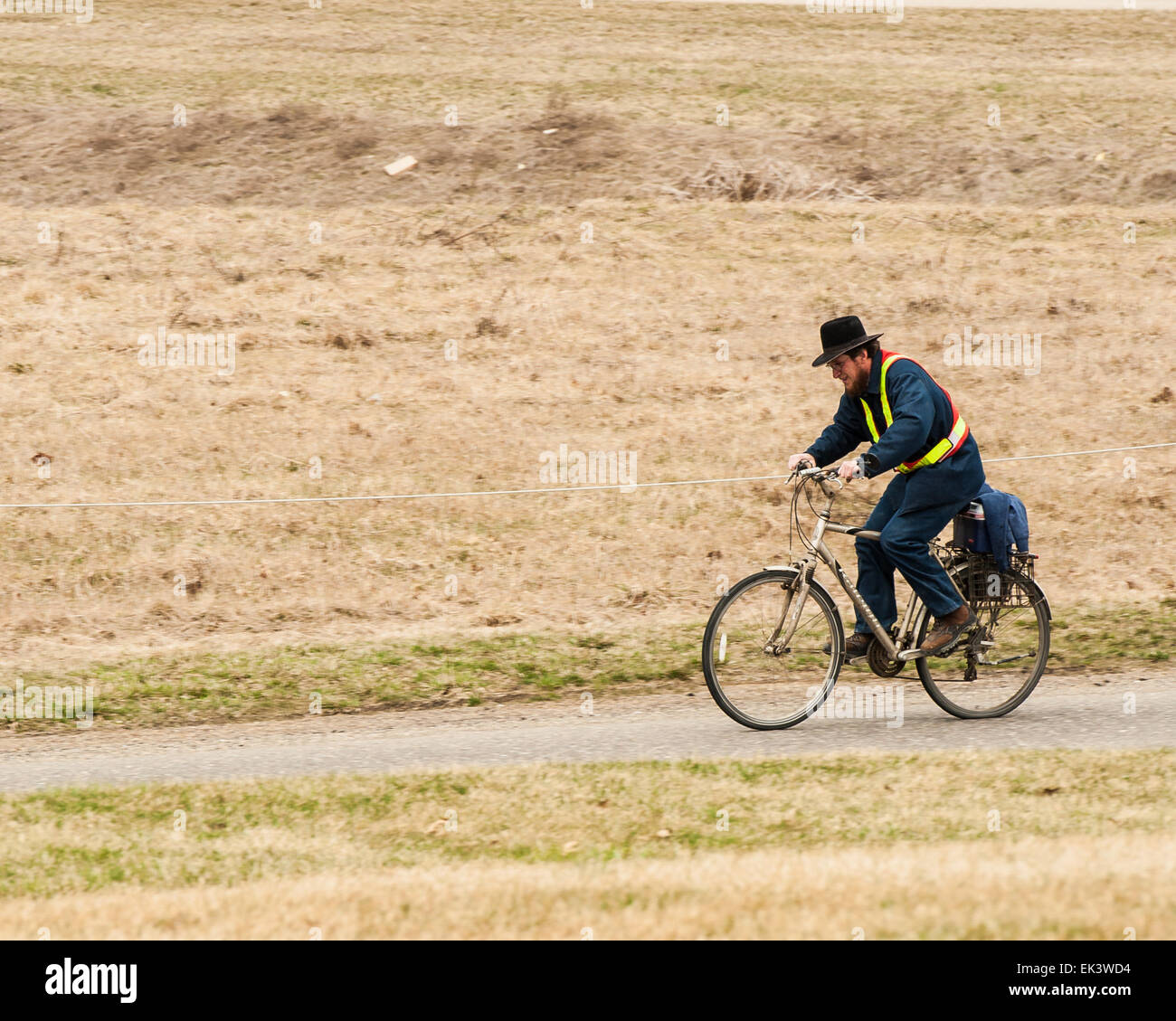 Holmes County, Ohio, USA. 6. April 2015. Ein amischer Mann reitet sein Fahrrad in der Tuscawaras Grafschaft, Ohio. Bildnachweis: Brent Clark/Alamy Live-Nachrichten Stockfoto