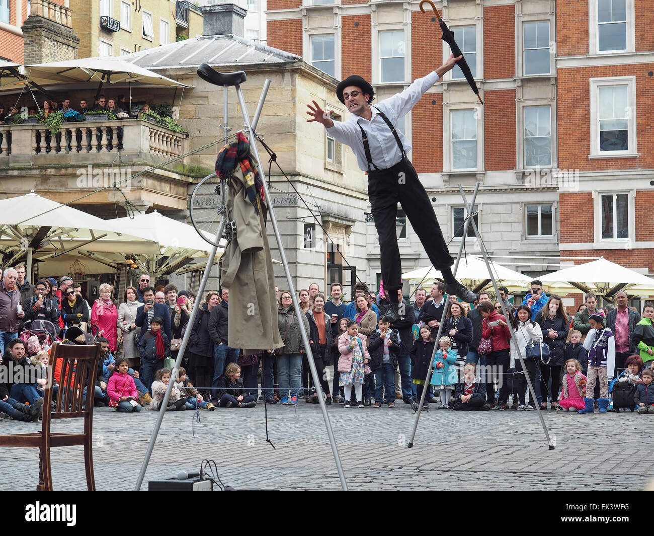 Ein Seiltänzer unterhaltsam eine Menschenmenge in Covent Garden London UK Stockfoto