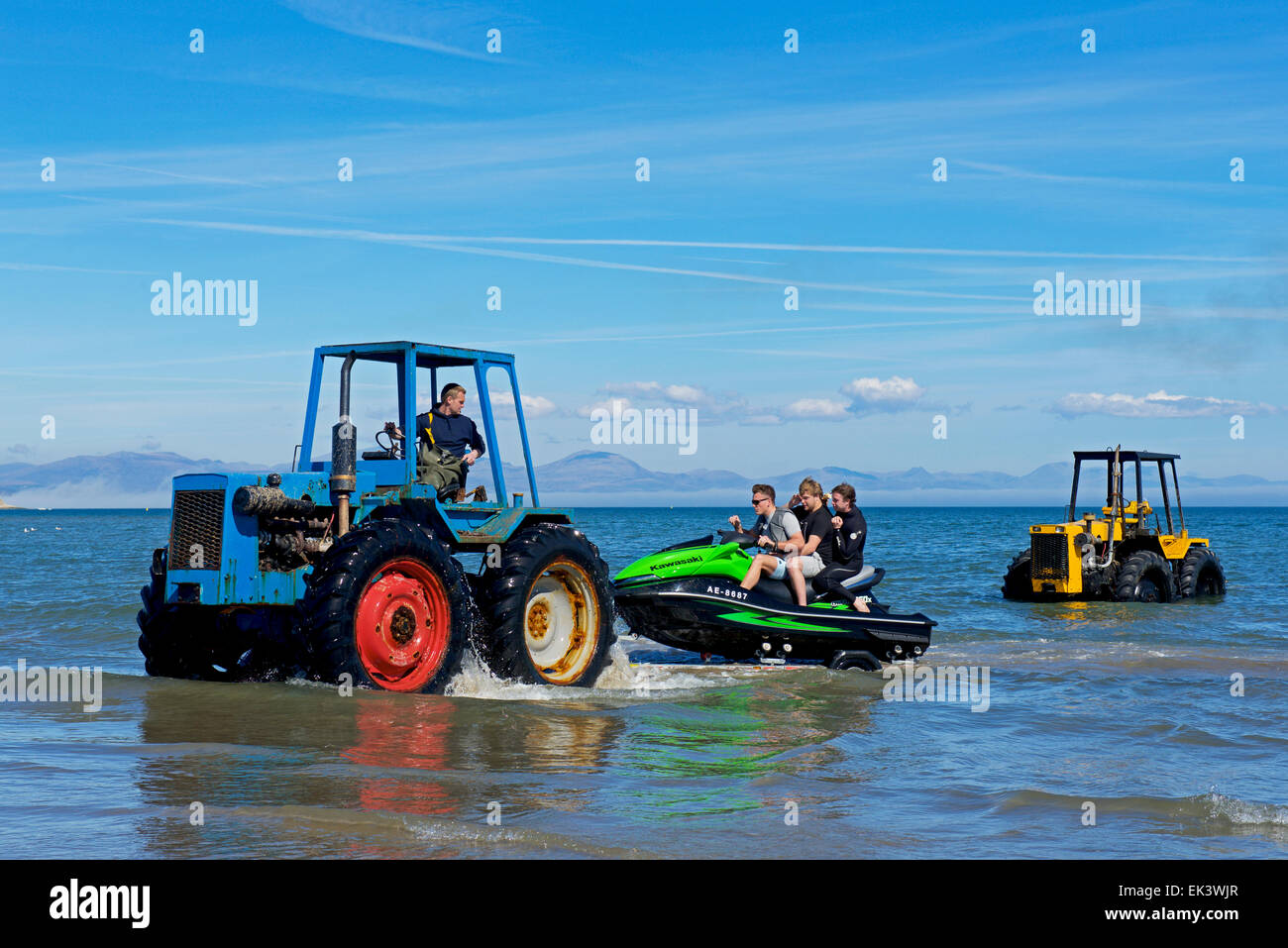 Traktor zieht Jetski auf Anhänger aus Meer, Abersoch, LLyn Peninsular, Gwynedd, North Wales, UK Stockfoto