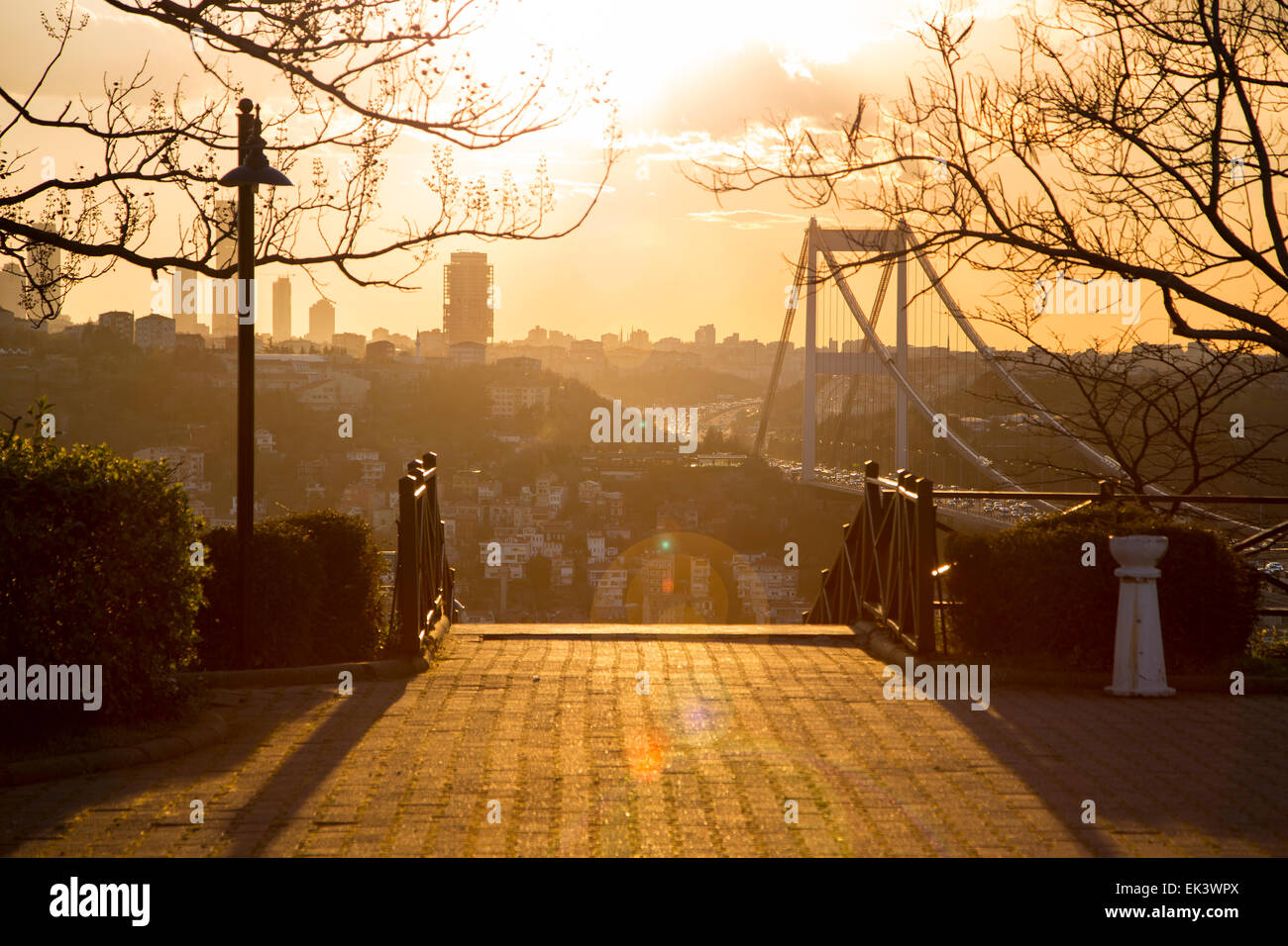 Moderne Seite von Istanbul und Fatih Sultan Mehmet-Brücke Retro-Blick aus Vogelperspektive Sonnenuntergang goldene Uhr Stockfoto