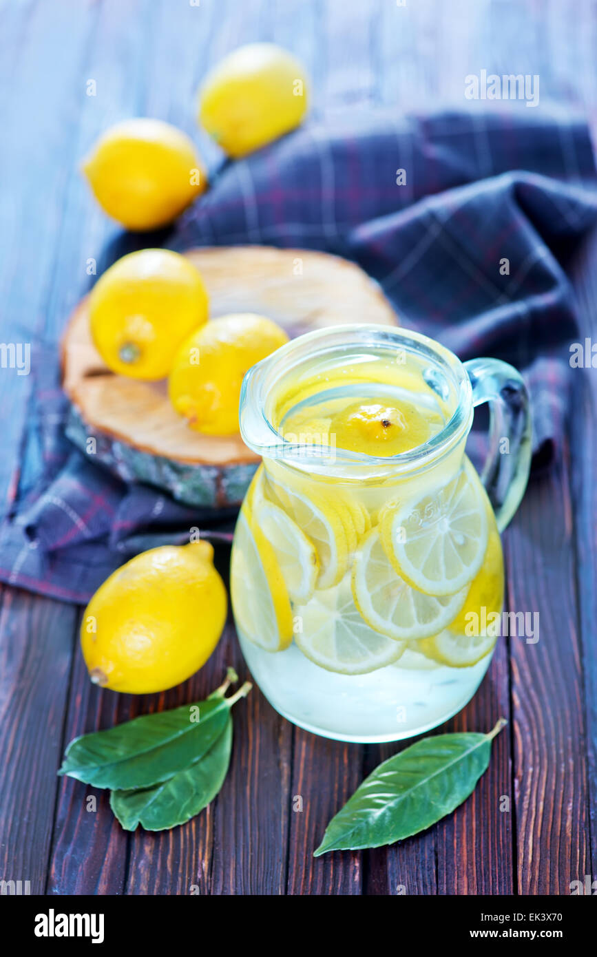 frische Lemonad in die Kanne und auf einem Tisch Stockfoto