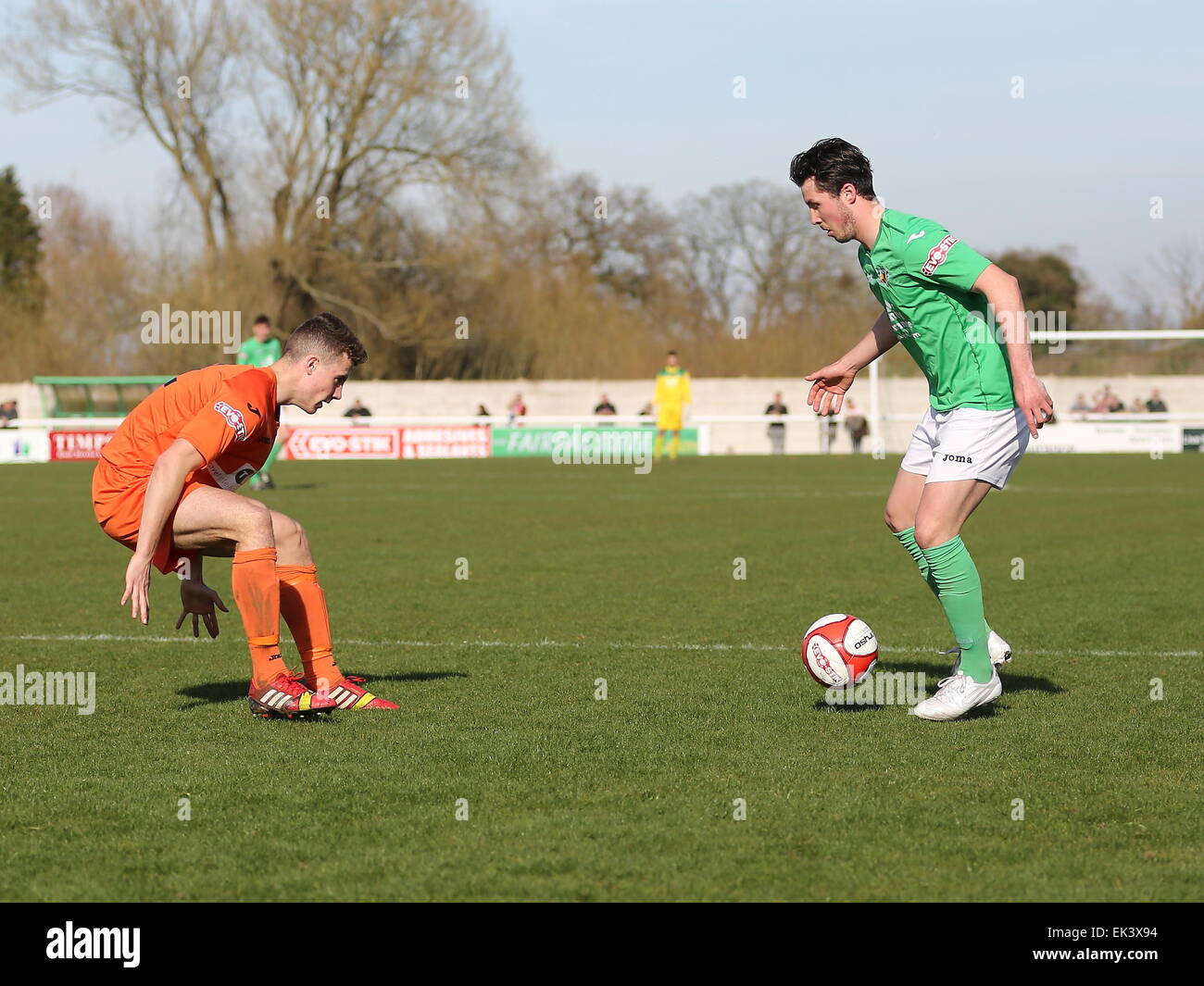 Nantwich, England. 6. April 2015. Nantwich Town Harry Clayton nimmt Witton Albion während der Evo-Stik Northern Premier Befestigung am Ostermontag in der Weber-Stadion in Nantwich. Cheshire. Bildnachweis: Simon Newbury/Alamy Live-Nachrichten Stockfoto