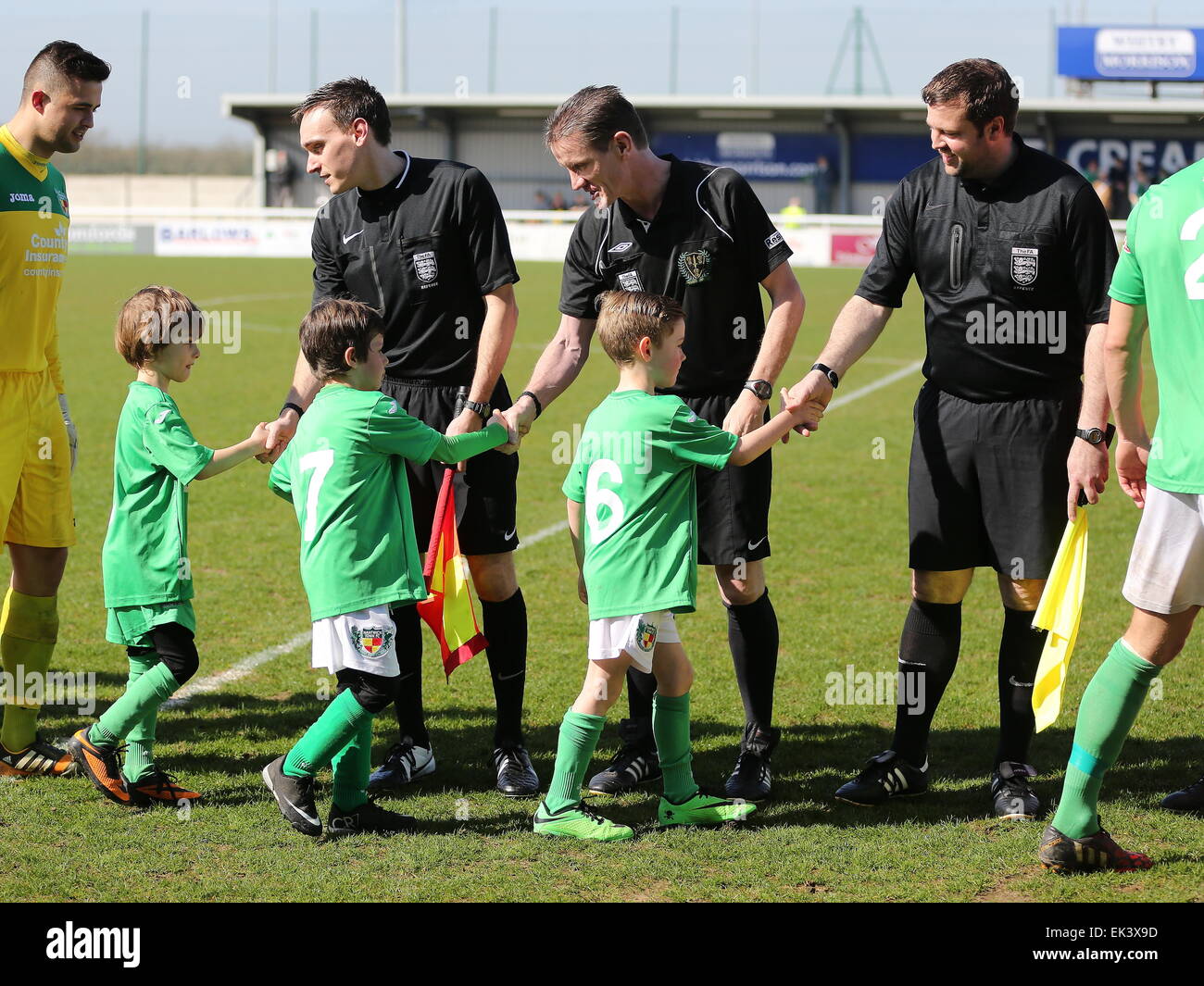 Nantwich, England. 6. April 2015. Nantwich Town Tmascots shake Hands mit den Beamten vor dem Spiel gegen Witton Albion in der Weber-Stadion in Nantwich. Cheshire. Bildnachweis: Simon Newbury/Alamy Live-Nachrichten Stockfoto