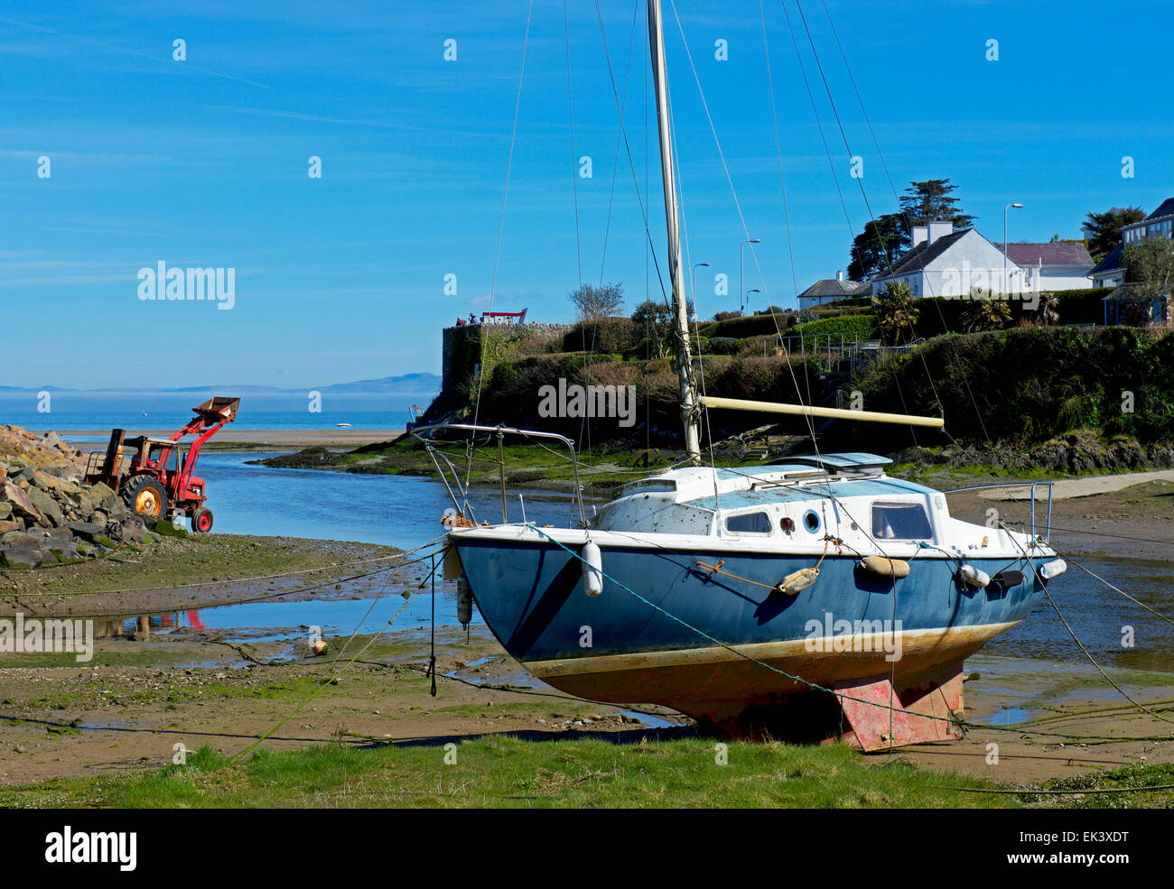 Segelboot bei Ebbe, Abersoch, LLyn Peninsular, Gwynedd, North Wales, UK Stockfoto