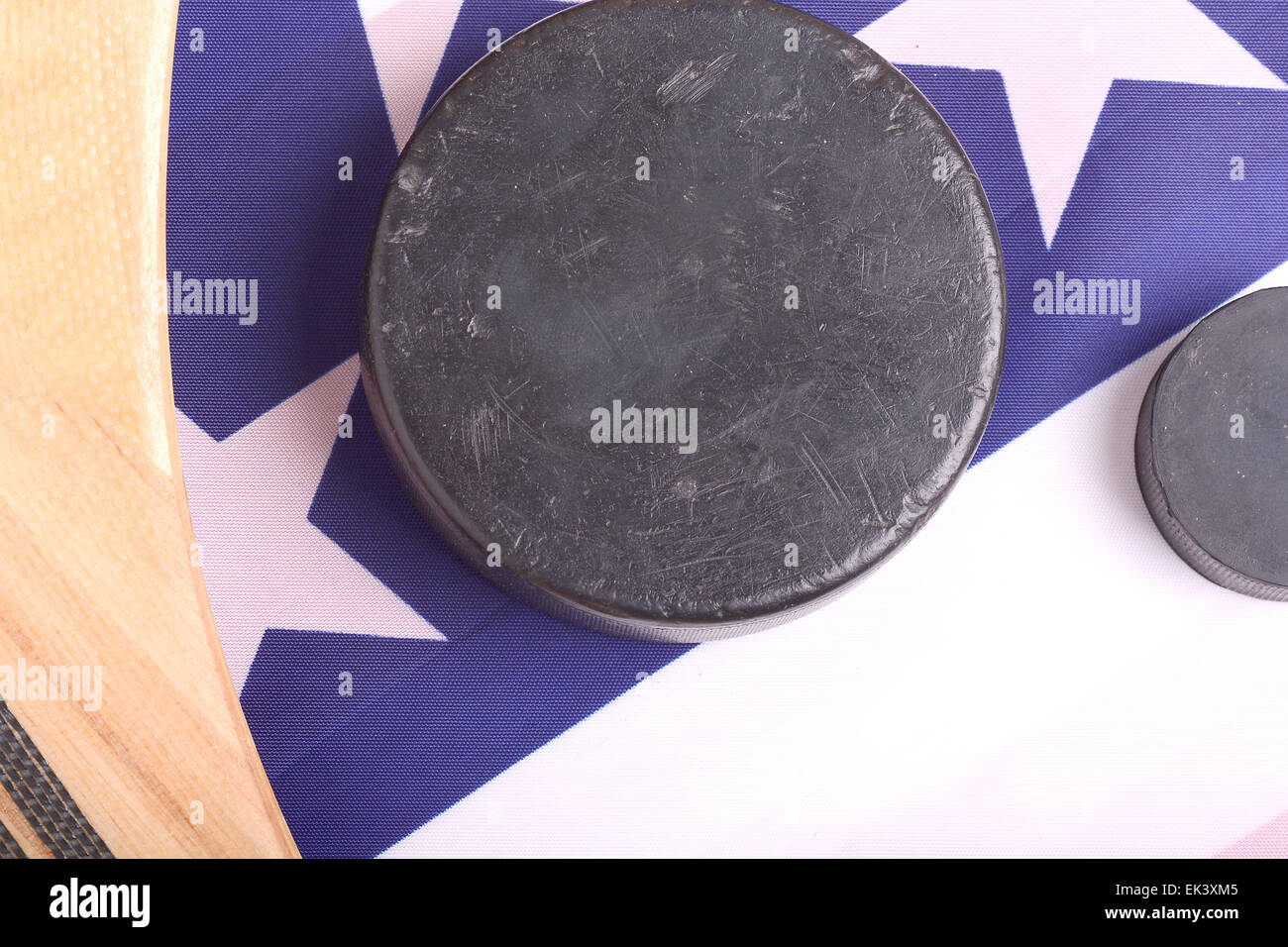 Hockey-Ausrüstung, einschließlich einen Stock und Puck auf eine amerikanische Flagge, eine patriotische amerikanische Sportart abzuleiten. Stockfoto