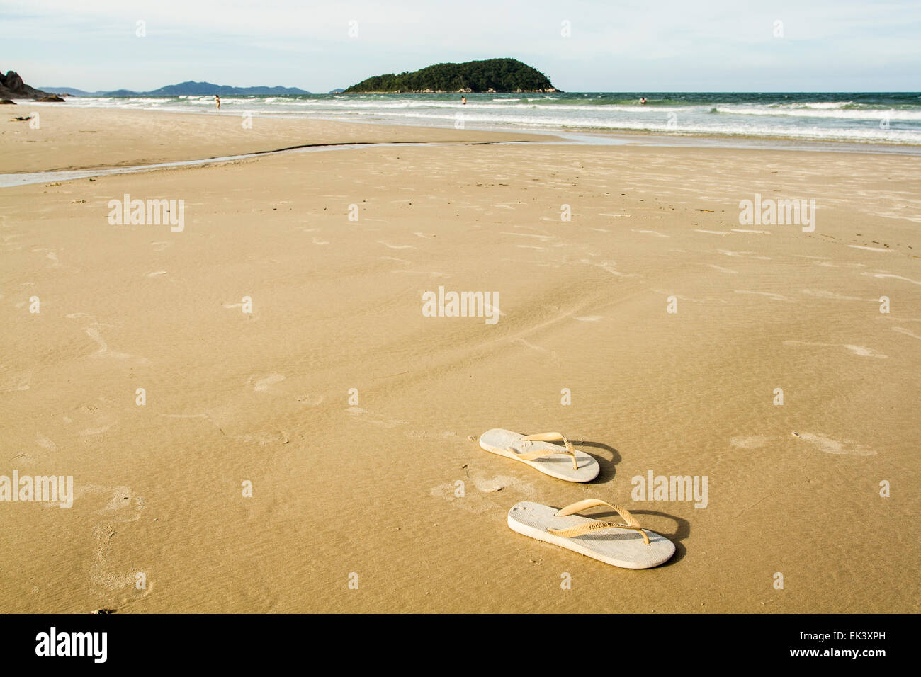 Flip Flop Sandalen auf dem Sand an Palmas Strand. Governador Celso Ramos, Santa Catarina, Brasilien. Stockfoto