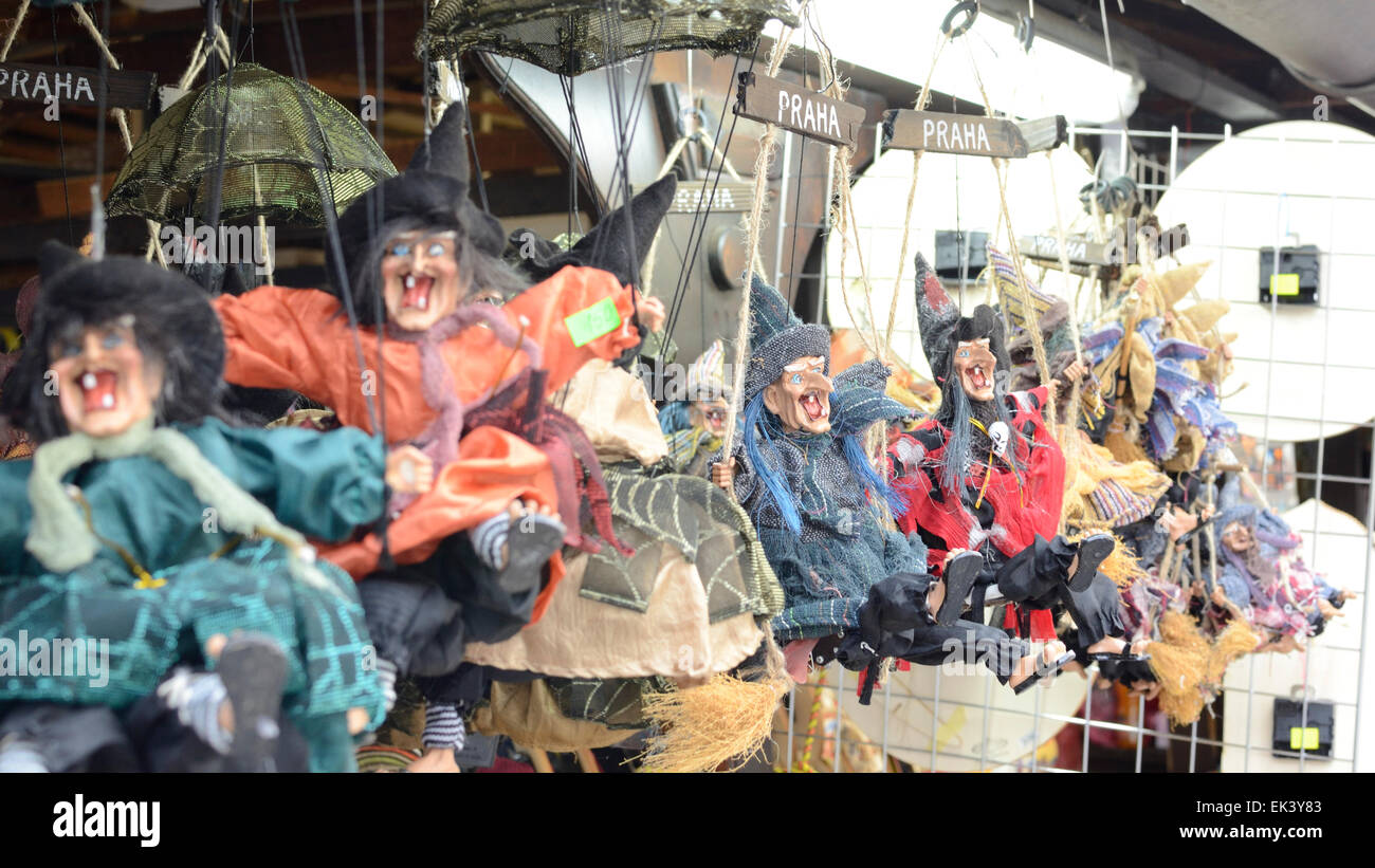 Ostern-Hexe Puppen in einem Markt Stockfoto