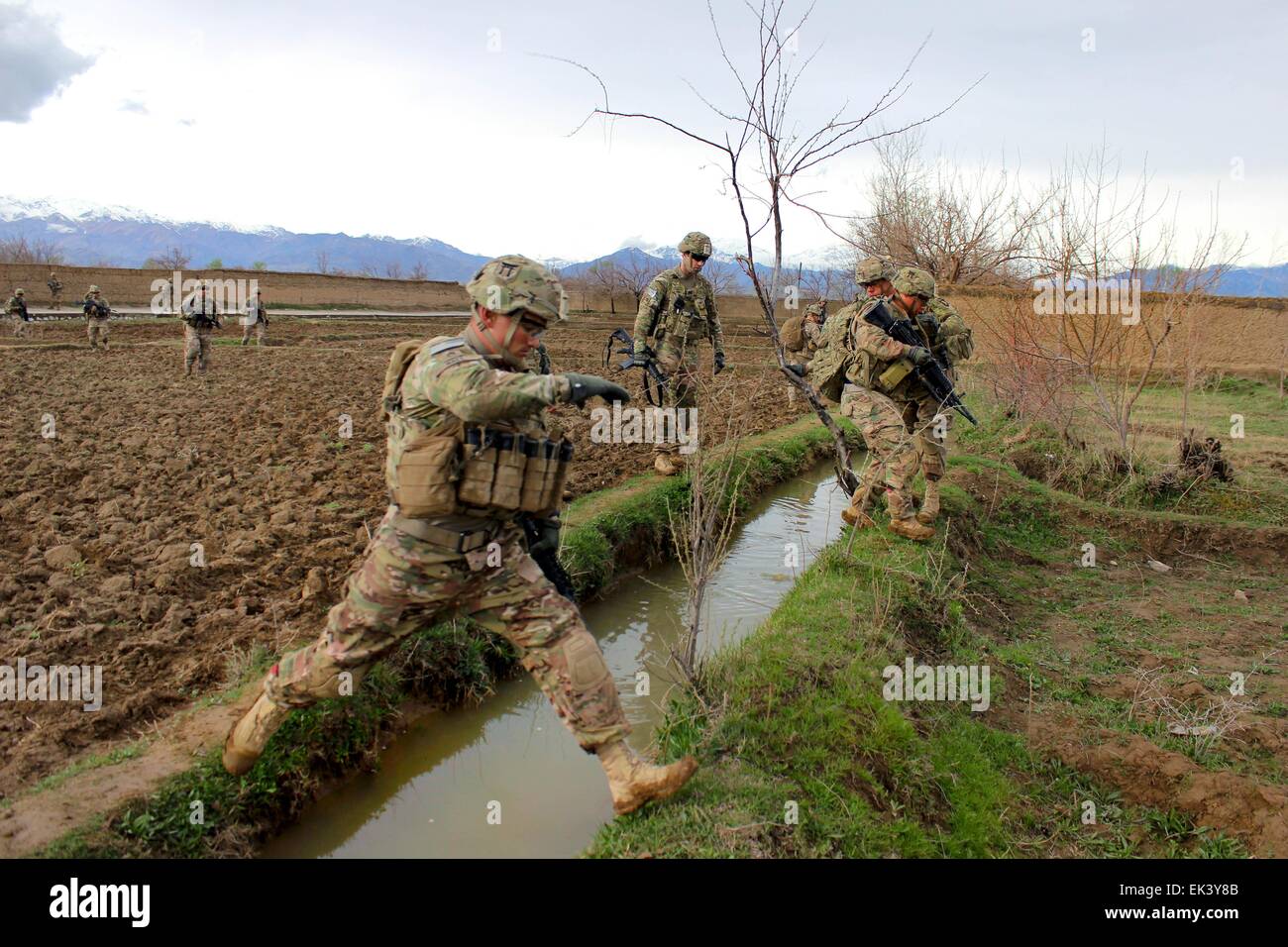 US-Armeesoldaten mit Task Force Eisen, patrouillieren ein Dorf in Bagram Airfield 24. März 2015 in Parwan Provinz, Afghanistan. Stockfoto