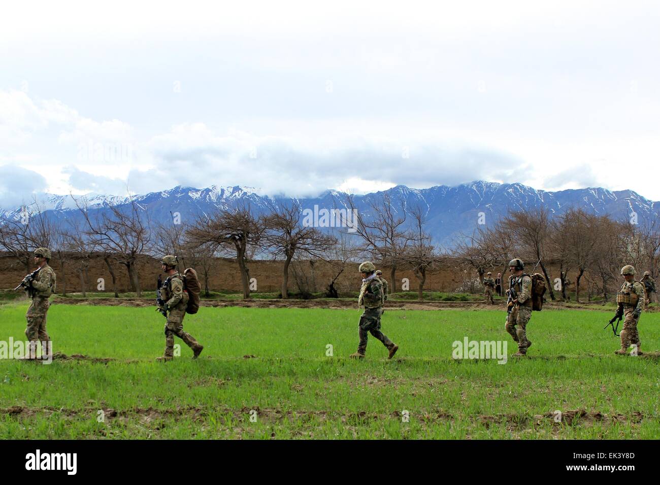 US-Armeesoldaten mit Task Force Eisen, patrouillieren ein Dorf in Bagram Airfield 24. März 2015 in Parwan Provinz, Afghanistan. Stockfoto