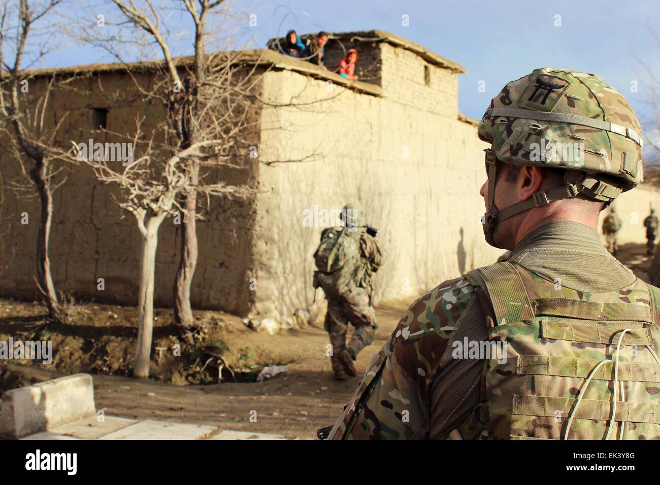 US-Armeesoldaten mit Task Force Eisen, patrouillieren ein Dorf in Bagram Airfield 24. März 2015 in Parwan Provinz, Afghanistan. Stockfoto