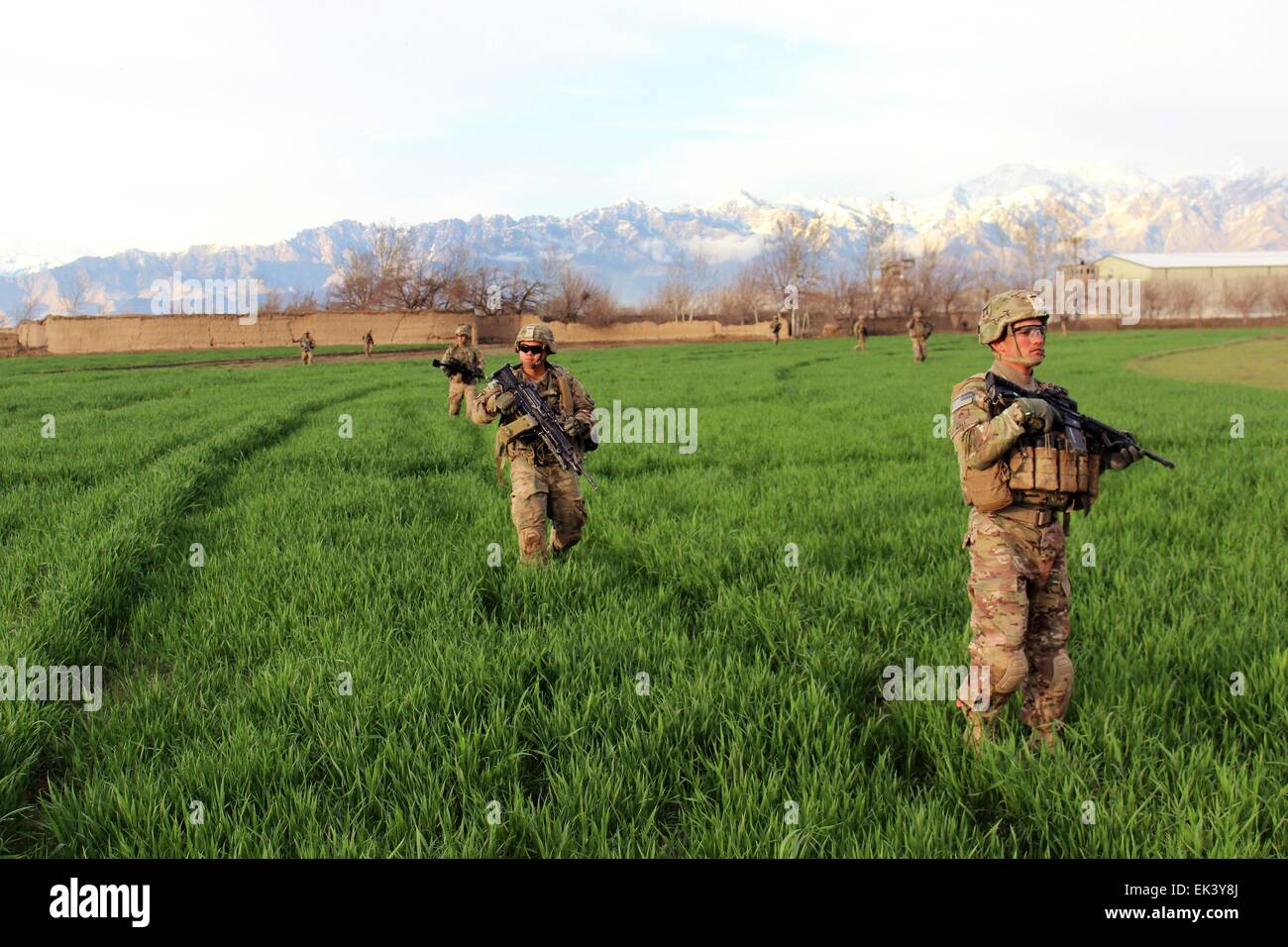 US-Armeesoldaten mit Task Force Eisen, patrouillieren ein Dorf in Bagram Airfield 24. März 2015 in Parwan Provinz, Afghanistan. Stockfoto