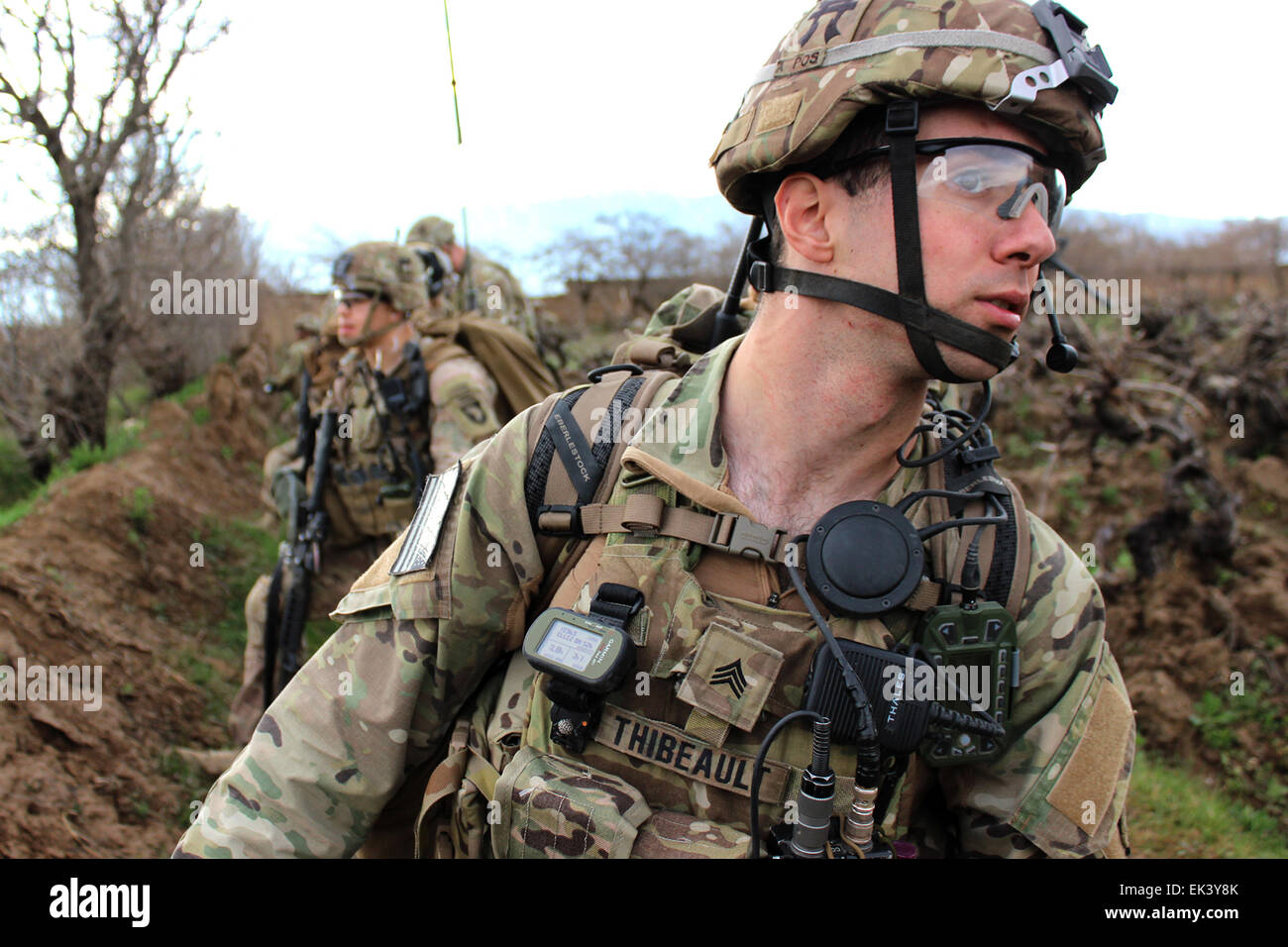 US-Armeesoldaten mit Task Force Eisen, patrouillieren ein Dorf in Bagram Airfield 24. März 2015 in Parwan Provinz, Afghanistan. Stockfoto