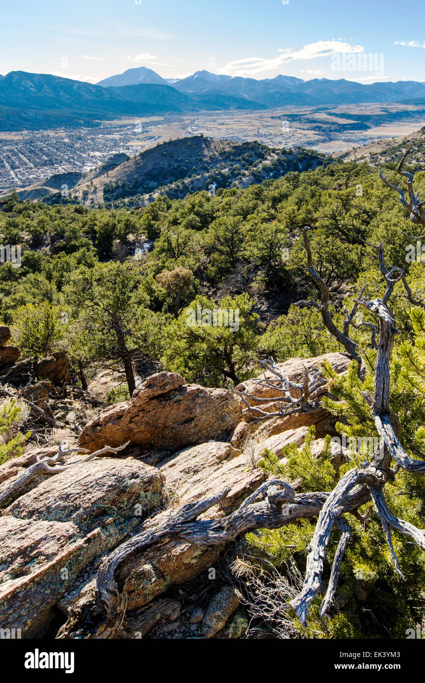 Ansicht des Arkansas River Valley, Salida und Sawatch Bergkette jenseits zentralen Colorado, USA Stockfoto