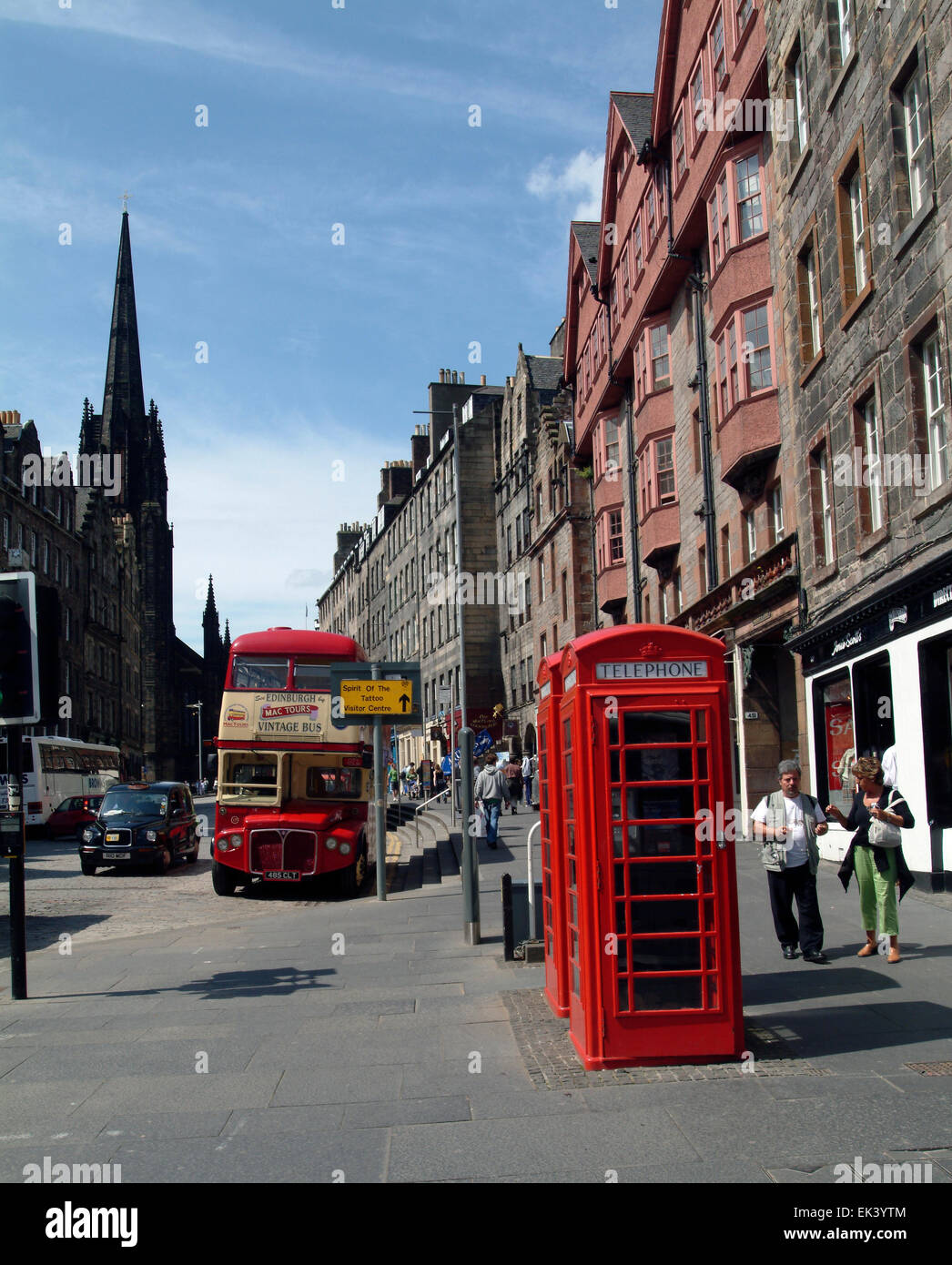 Telefonzellen Snd rote Bus entlang der Royal Mile in Edinburgh Schottland UK GB Europa Stockfoto