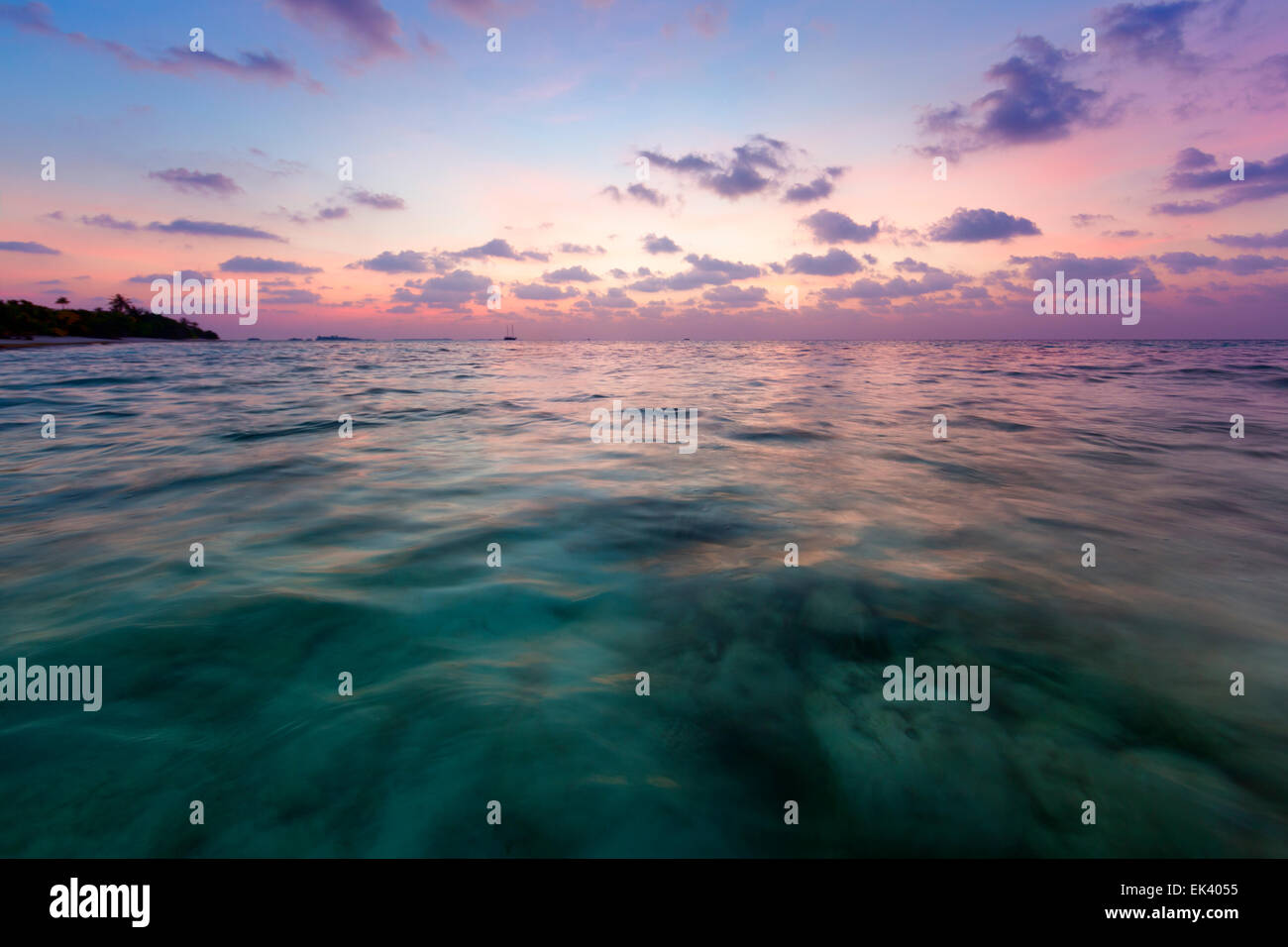 Tropischer Sonnenaufgang in der Nähe der Insel Strand auf den Malediven Stockfoto