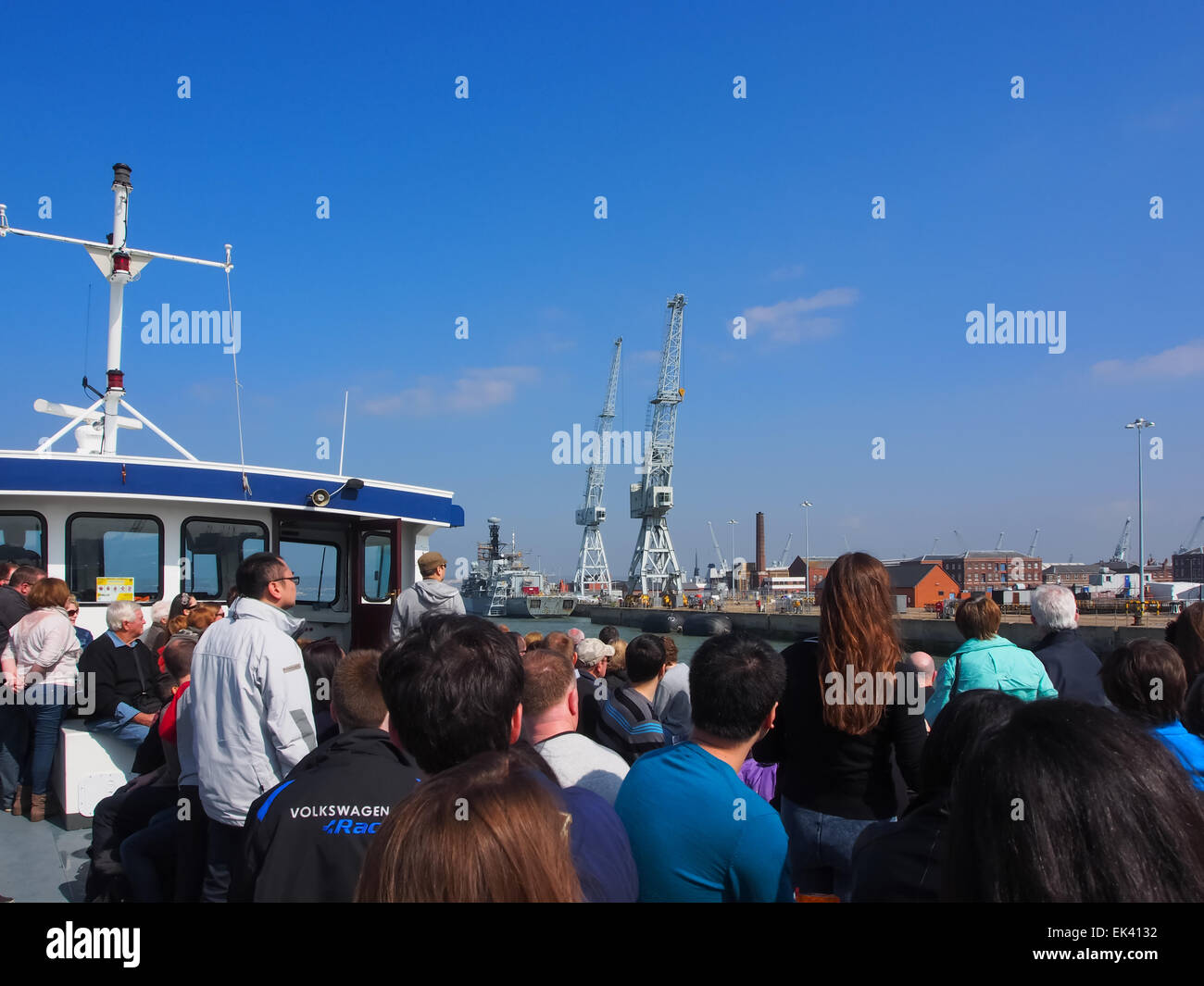 Touristen genießen eine geführte Tour rund um Portsmouth Hafen an Bord ein Hafen-Ausflugsschiff Stockfoto