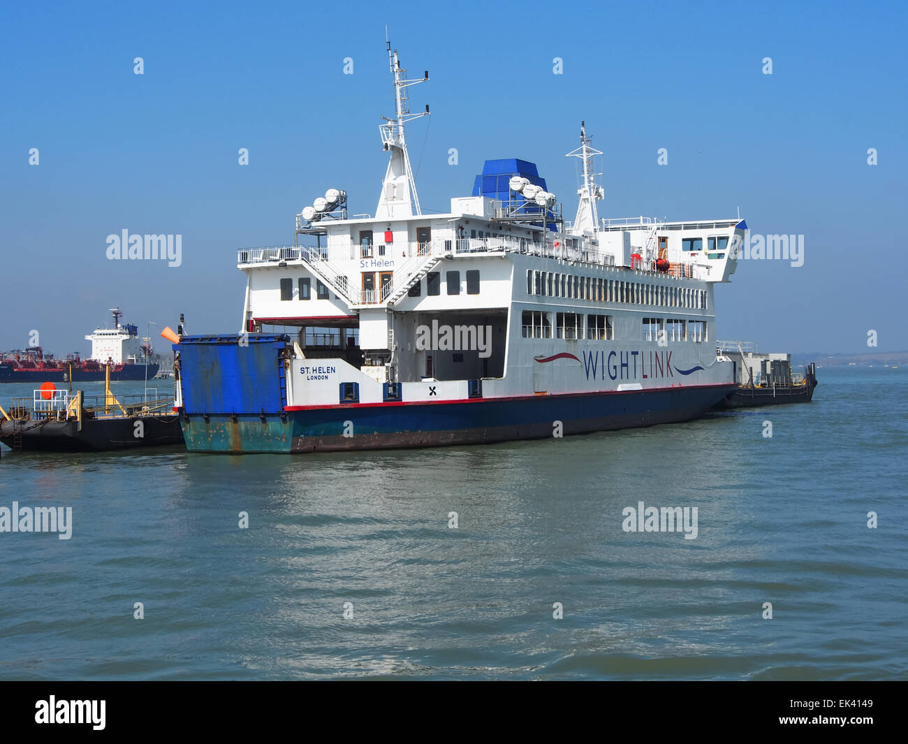 Ein Wightlink Isle of Wight Fähre gebunden zusammen mit einem Steg im Hafen von Portsmouth, Hampshire, England Stockfoto