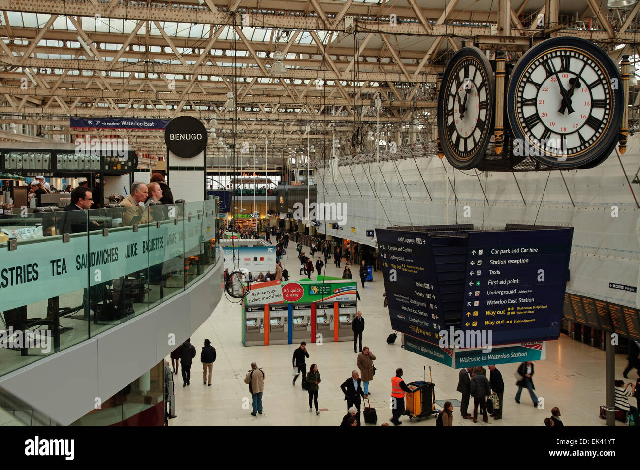 Pendler am Waterloo Station, London, England, Vereinigtes Königreich Stockfoto