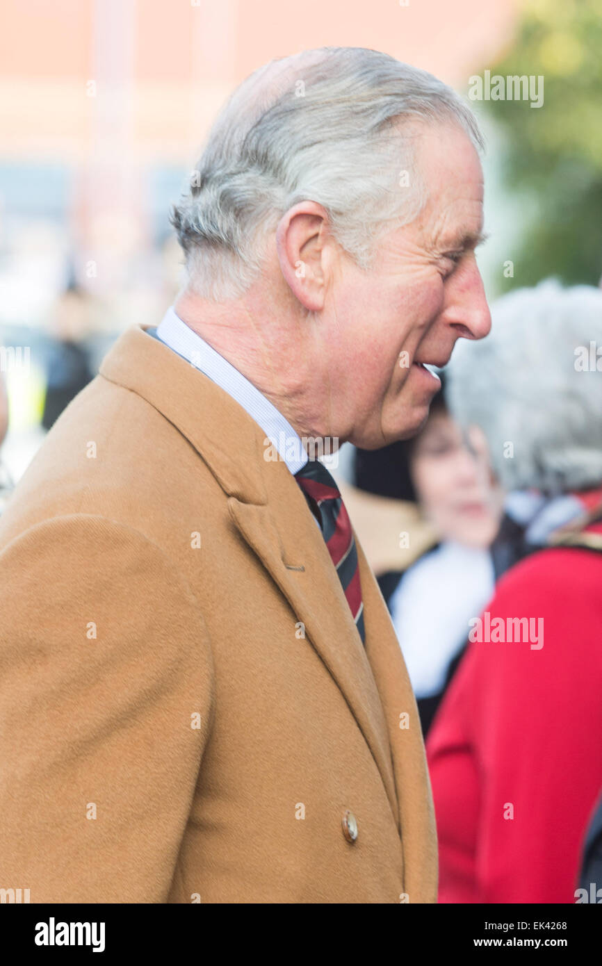 Prinz Charles (Charles, Prince Of Wales) Besuch der Corgi Strumpfwaren-Fabrik in Ammanford, Wales, Großbritannien. Stockfoto
