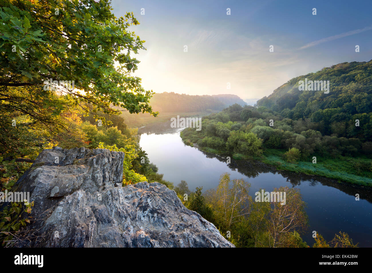 Morgen auf dem Fluss-Hügel Stockfoto