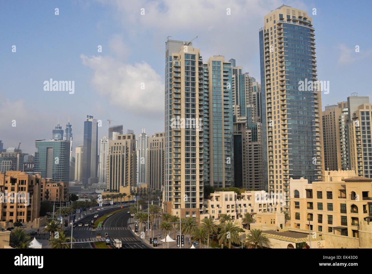 Mohammed Bin Rashid Blvd. und Wolkenkratzer von Dubai, Vereinigte Arabische Emirate Stockfoto