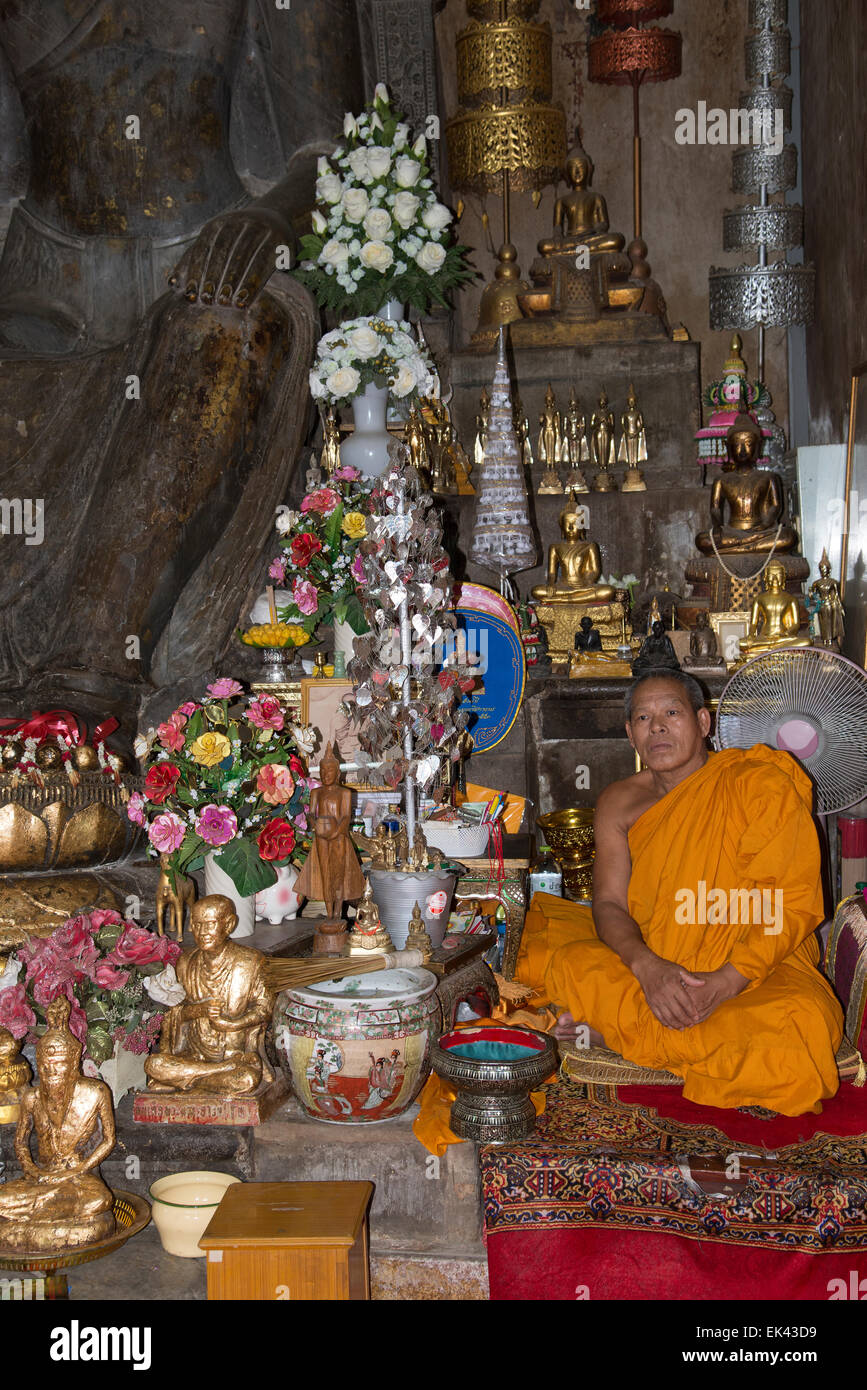 Buddhistischer Mönch sitzt im Wat Na Phra Mane Tempel von Ayutthaya Thailand trägt die traditionelle Orange gefärbte Gewand Stockfoto