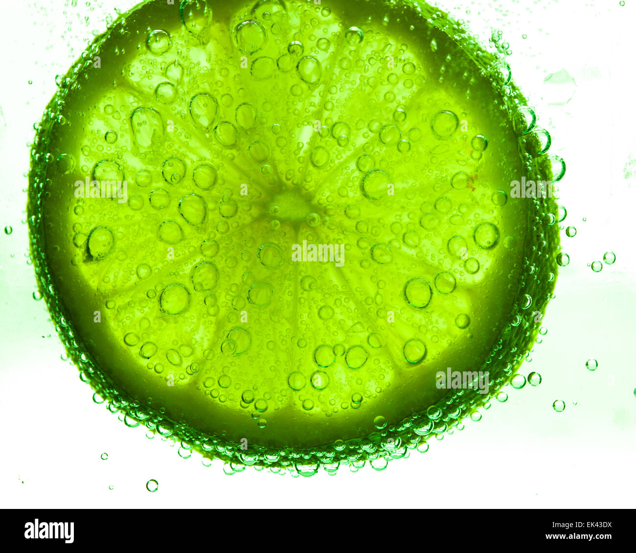 Scheibe von Kalk mit Wasser Tropfen Stockfoto