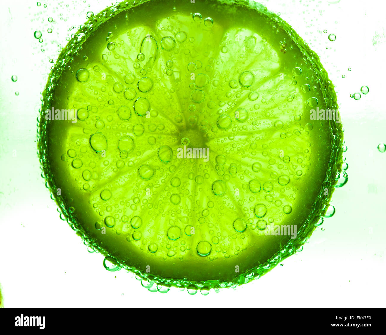 Scheibe von Kalk mit Wasser Tropfen Stockfoto