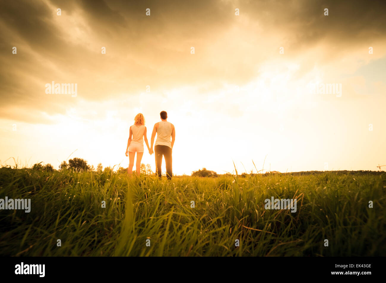 Mann und Frau ruhen auf dem Gebiet Stockfoto