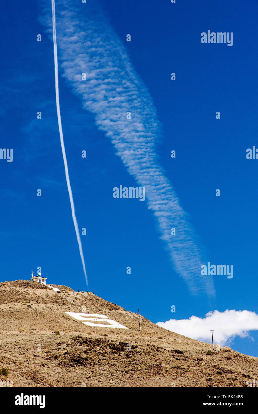 Jet Kondensstreifen gegen klaren blauen Himmel über Tenderfoot, oder S, Berg, Salida, Colorado, USA Stockfoto