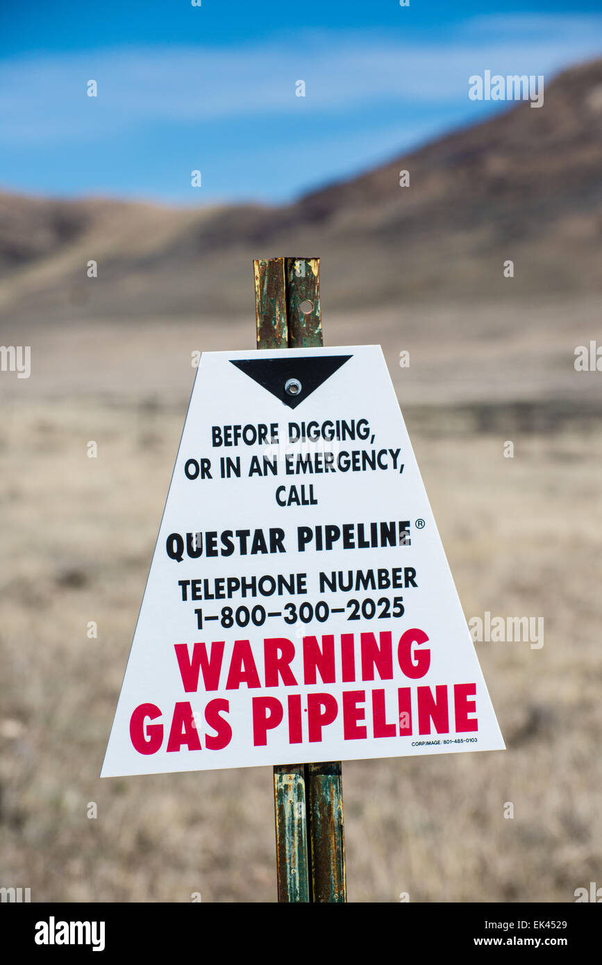 Erdgaskondensate (NGL) begraben Pipeline Warnschild - Wyoming Stockfoto