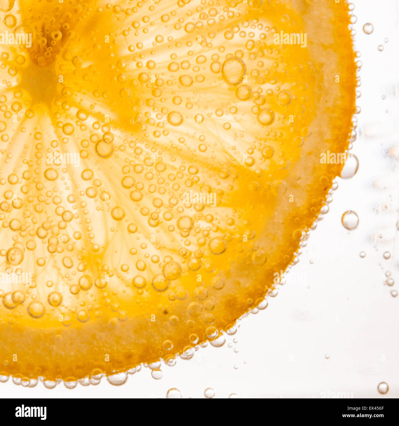 Nahaufnahme der Zitronenscheibe in klarem Wasser Stockfoto