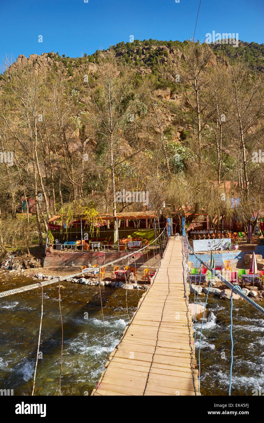 Holzbrücke über den Fluss, Ourika-Tal, Marokko, Afrika Stockfoto