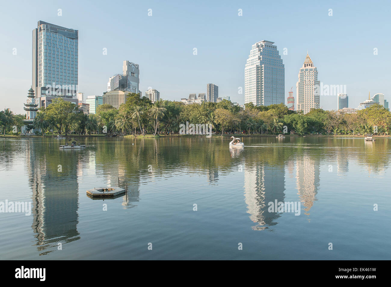 Park im Blick auf die moderne Stadt von Bangkok, Thailand. Stadtbild Stockfoto