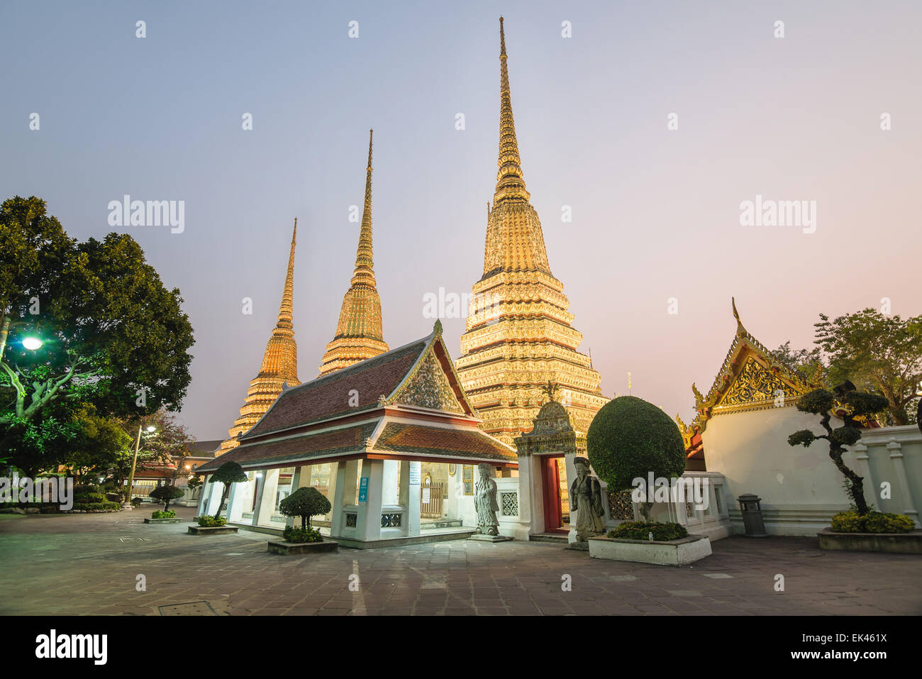 Wat Pho Tempel in der Nacht von Bangkok, Thailand Stockfoto