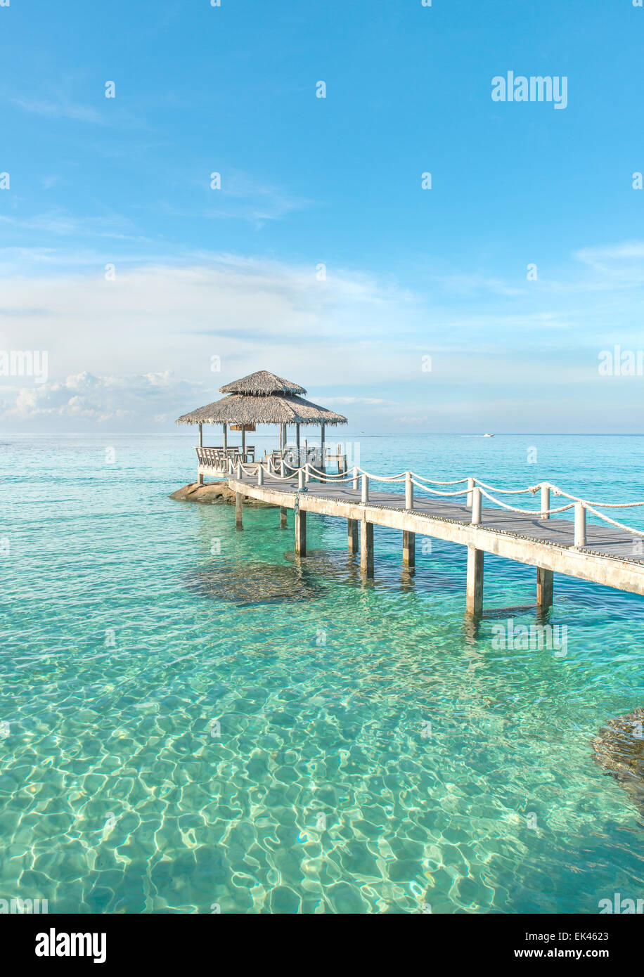 Sommer, Reisen, Urlaub und Ferien-Konzept - tropische Hütte und Holzbrücke im Holiday Resort, Phuket, Thailand Stockfoto