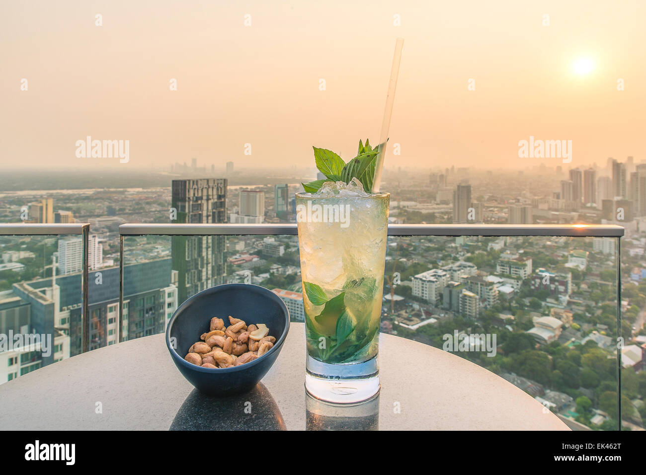 Mojito Cocktail und Cashew-Kerne auf Tisch in der Bar auf dem Dach Stockfoto