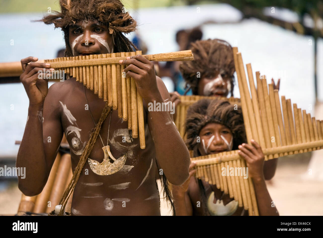 Roderick Bay Dudelsackkapelle ist der Stolz der Nggela Insel und die Jungs auf ihren handgefertigten Bambus-Instrumenten durchgeführt. Stockfoto