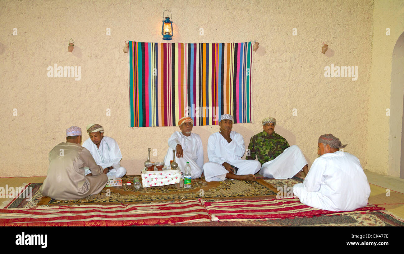 Omanische Männer, Entspannung und Geselligkeit in ihrer Majlis (traditioneller Treffpunkt) in Maskat, in das Sultanat Oman. Stockfoto