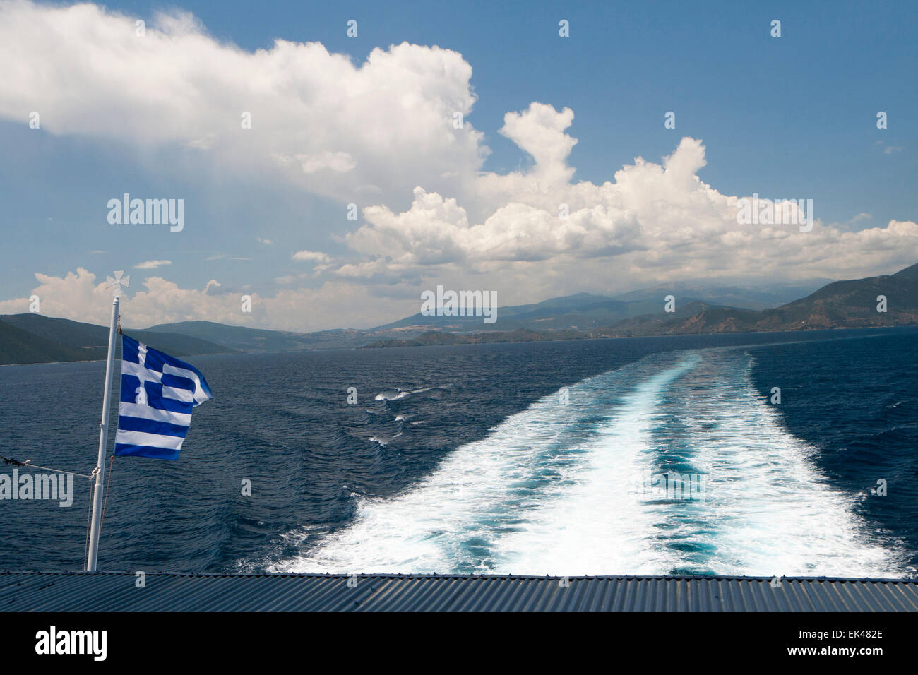 Griechische Flagge und sich windenden Meer Stockfoto