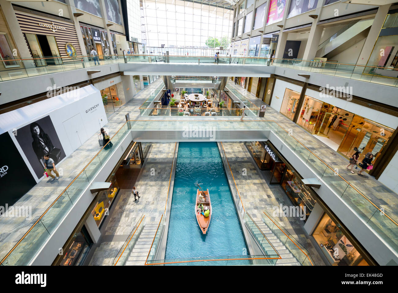 Die beeindruckende, riesige neue "The Shoppes" at Marina Bay Sands, Singapur - Innenraum des großes, modernes Einkaufszentrum mit Kanal. Gehobenen Einkaufszentrum. Stockfoto