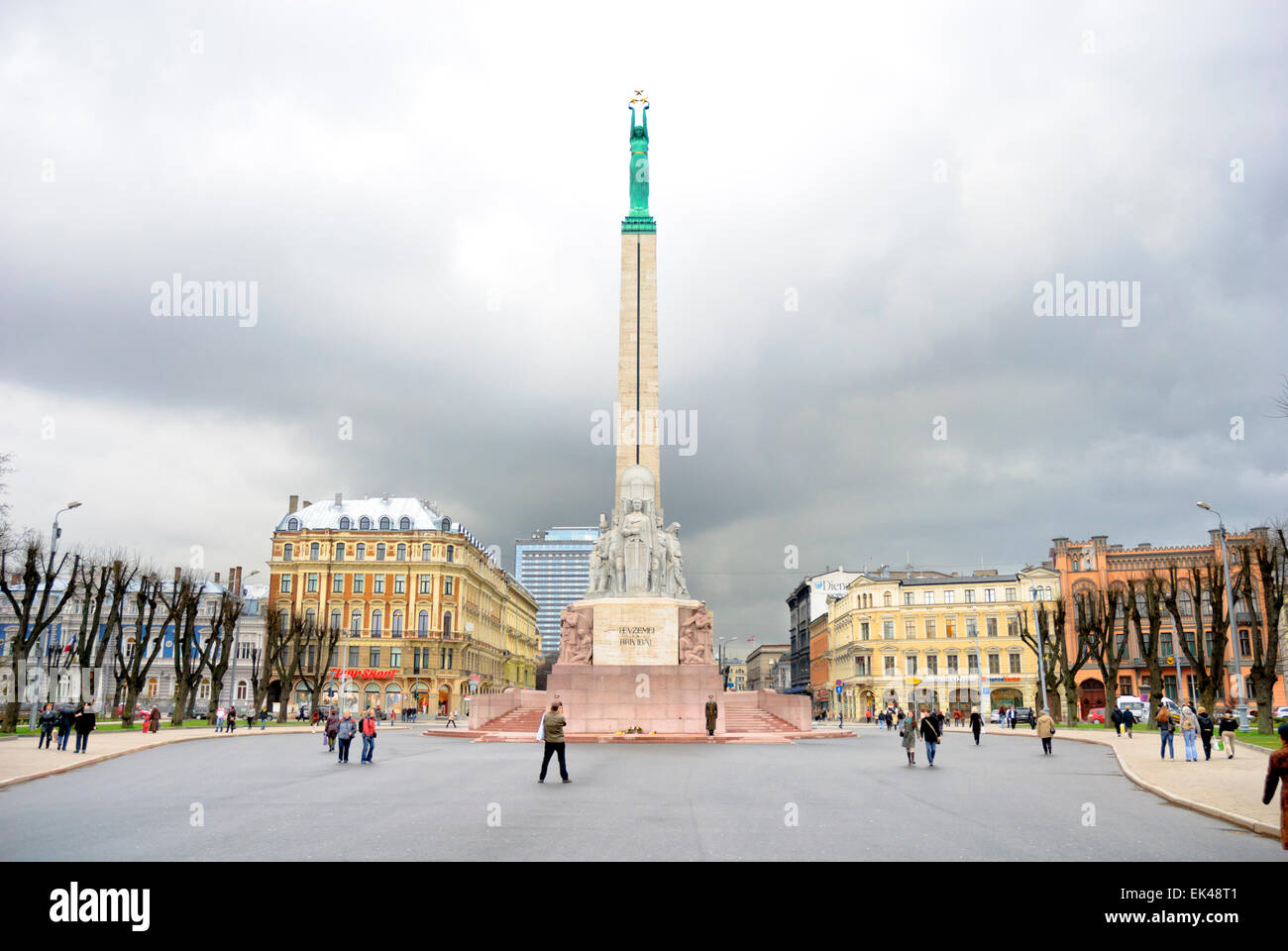 Wolken über Unabhängigkeit? Das Freiheitsdenkmal im Zentrum von Riga, Lettland. Baltischen Staaten; Plaza, quadratisch, politische Symbolik; Symbol; symbolische Stockfoto