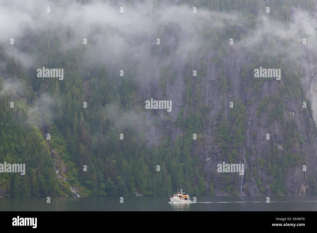 Bootfahren in Misty Fjorden Nationaldenkmal, Ketchikan, Alaska. Stockfoto