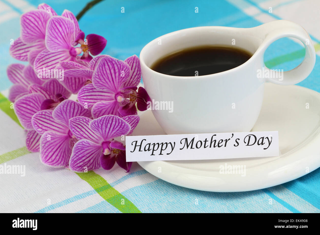 Glücklich Muttertagskarte mit rosa Orchidee und Tasse Kaffee Stockfoto