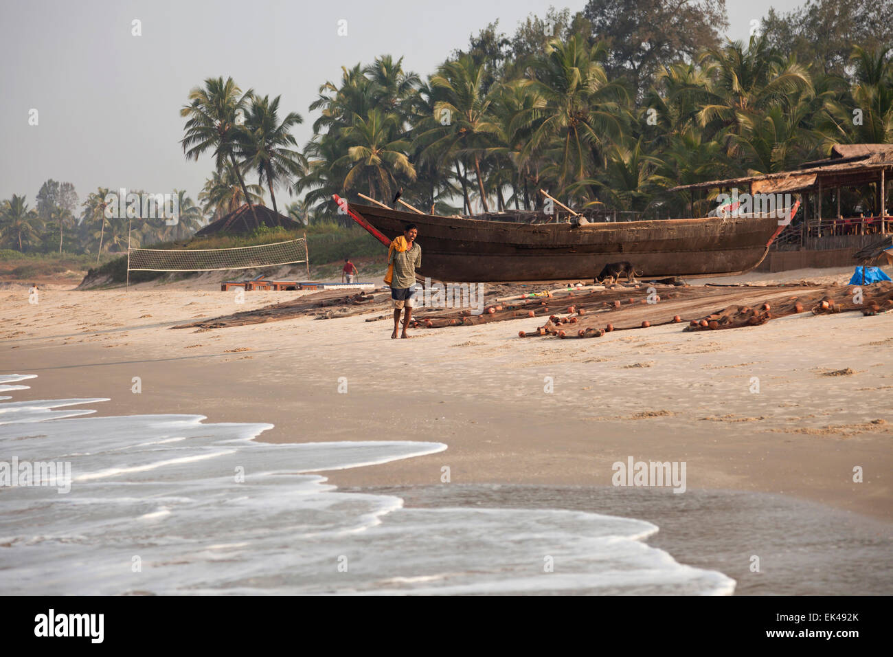 Angelboot/Fischerboot und Netze in Benaulim Beach, Goa, Indien, Asien Stockfoto