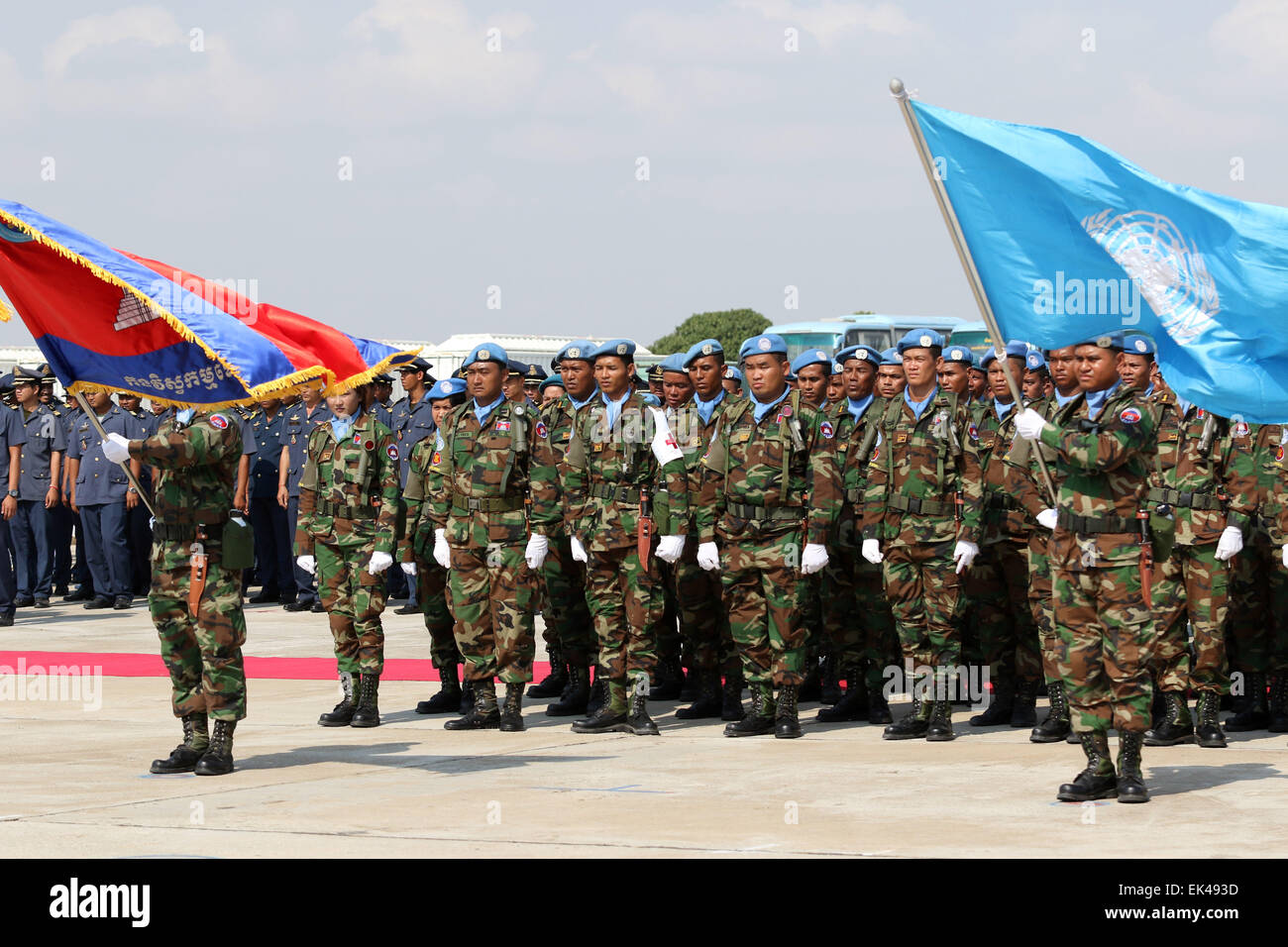 Phnom Penh, Kambodscha. 7. April 2015. Kambodschanische Friedenstruppen vorbereiten für Mali und Süd-Sudan, in Phnom Penh, Kambodscha, 7. April 2015 verlassen. Kambodscha geschickt 461 des Militärs am Dienstag, darunter 29 Frauen, um eine Friedenstruppen der Vereinten Nationen in den konfliktreichen westafrikanischen Nationen von Mali und Südsudan beizutreten. Bildnachweis: Sovannara/Xinhua/Alamy Live-Nachrichten Stockfoto