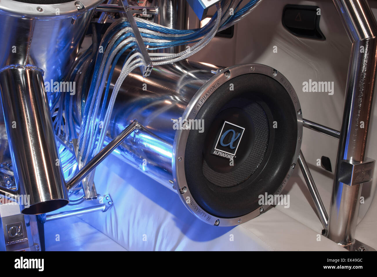 Auto subwoofer -Fotos und -Bildmaterial in hoher Auflösung – Alamy