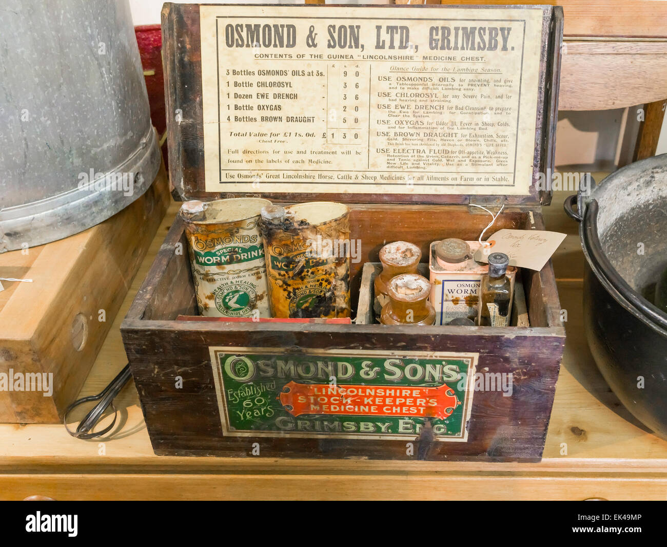 Antike Stockman Holz Hausapotheke von Osmond und Sohn Ltd Grimsby mit Medizin Dosen und Flaschen für Bauernhof Tierbehandlung Stockfoto