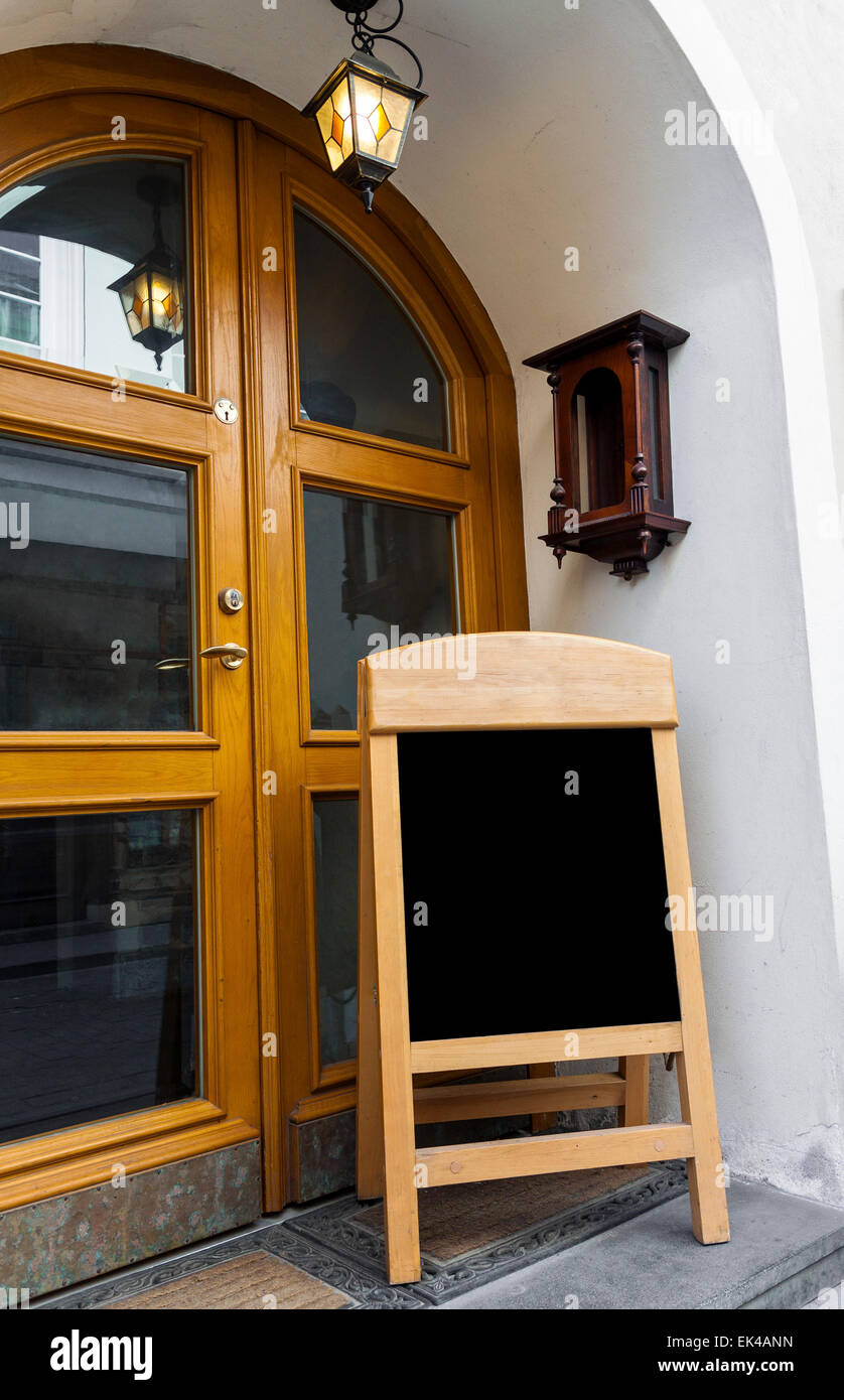 Bild von Holzbrett für Speisekarte Restaurant Außentüren. Board ist leer, bereit, jeden beliebigen text Stockfoto
