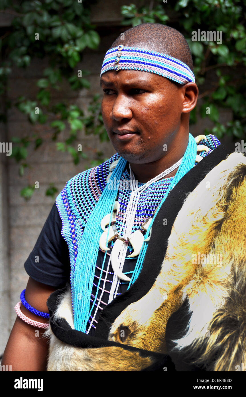 Mandla Mandela Enkel Des Ehemaligen Sudafrikanischen Prasidenten Nelson Mandela Gekleidet In Perlen Und Tier Haut Traditionellen Afrikanische Kleidung Fur Die Offnung Des Parlaments Kapstadt 09 02 2011 Stockfotografie Alamy